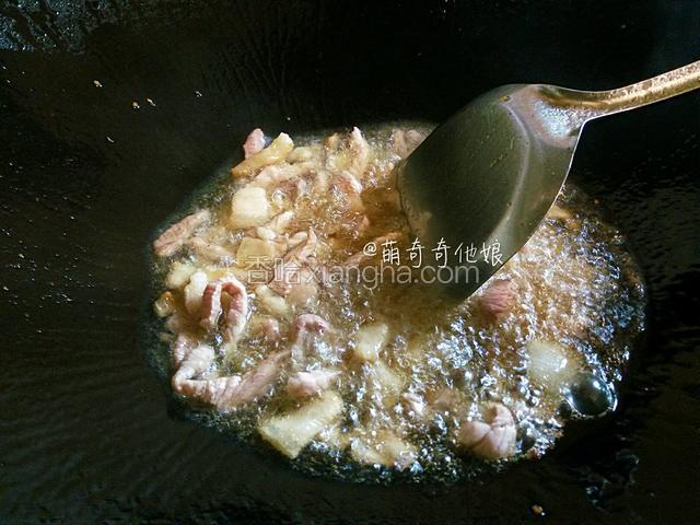 锅中加足量油烧热，下肥肉大火翻炒片刻后再加入瘦肉翻炒。