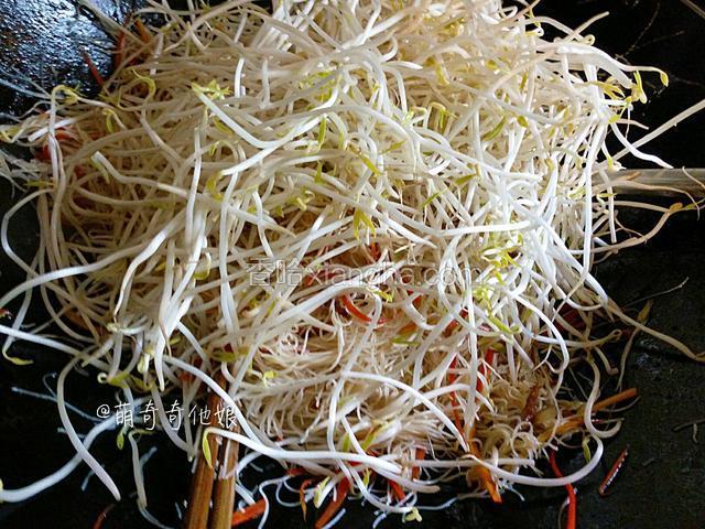 翻炒几下至面条微熟后加入绿豆芽，，调入适量盐和鸡精，转大火翻炒至绿豆芽变软即可，绿豆芽炒太久就会失去脆感不好吃。

（如果是挂面或水面则可以和绿豆芽一起加入，并且调入一勺生抽更好吃。）