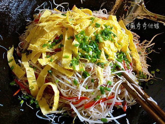 加入鸡蛋和葱花炒匀即可出锅。