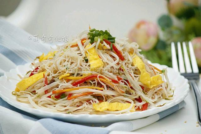 盛出开吃！我家的炒面从来都是用盘子吃的，每人两盘！