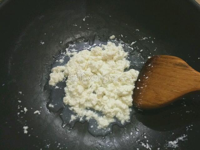 待到奶液凝固像雪花一样