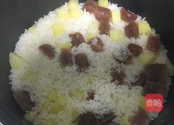 腊肠土豆饭的做法图解2