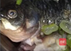 鱼炖豆腐的做法图解1