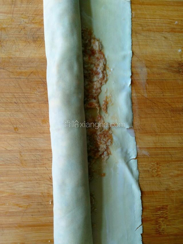 将干豆腐卷起，卷到边缘时抹上水淀粉