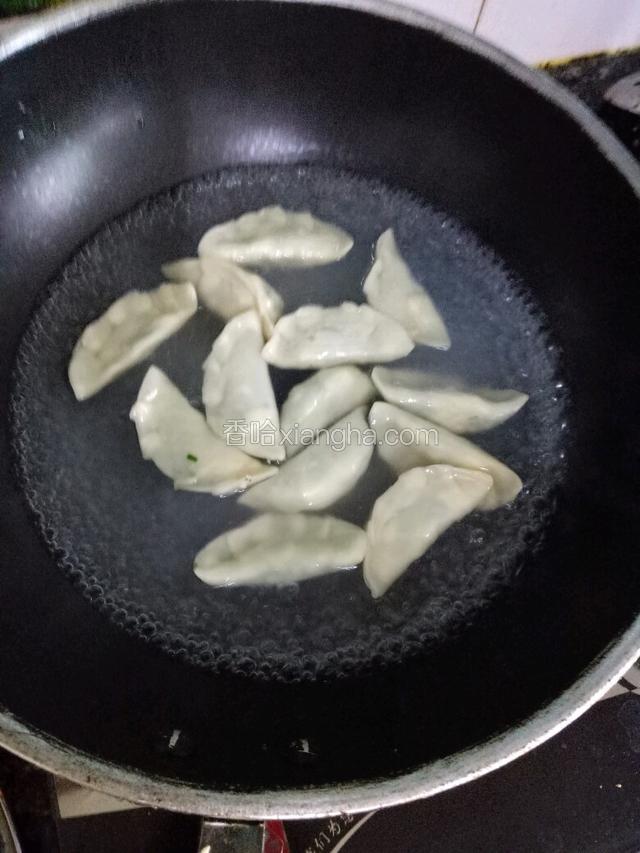 锅中注入适量清水烧开下饺子烧沸，点入少许冷水，再次烧开再点一次冷水至烧沸。