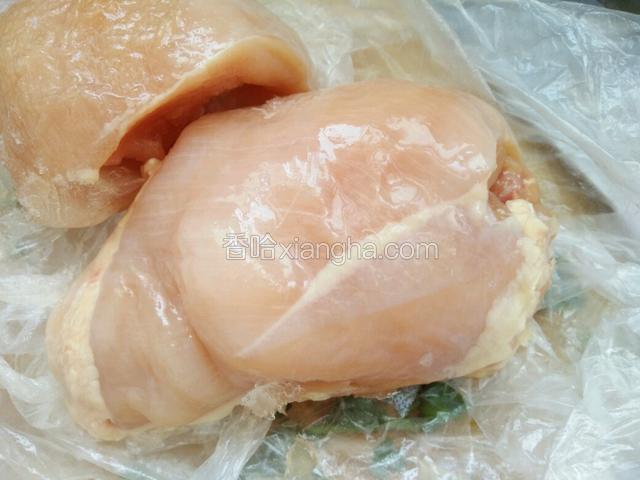 准备好一块新鲜优质的鸡胸肉。