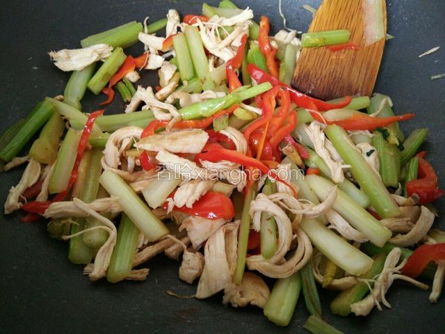 出锅前撒上盐味精，拌匀。炒一分钟左右