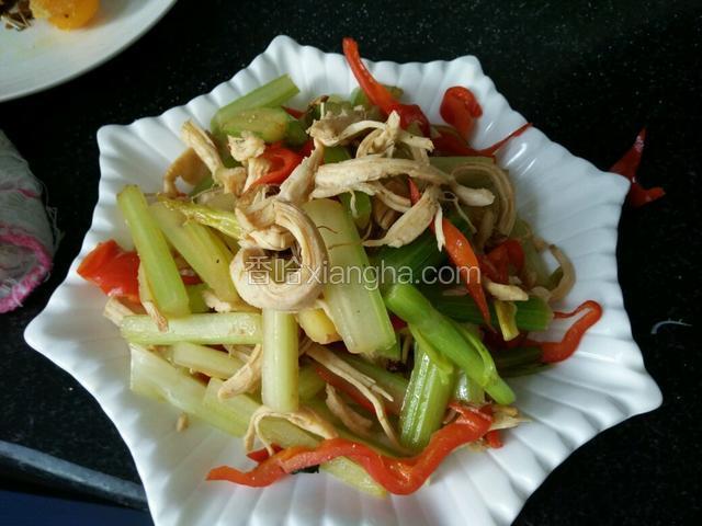 盛入盘中，准备食用