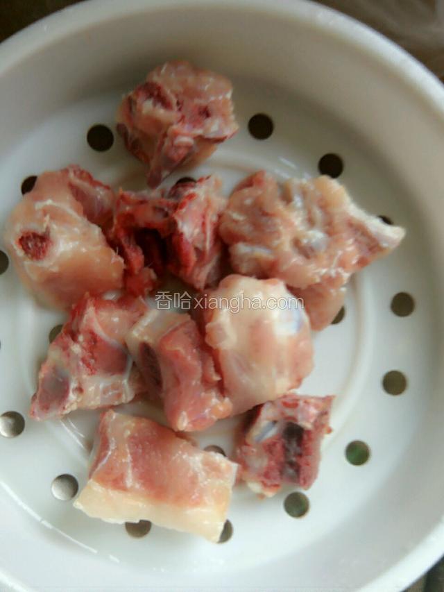 排骨斩件，洗净备用
