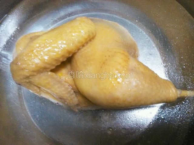 用牙签扎鸡腿，没有血水冒出说明鸡已经煮好了，捞出过冷水