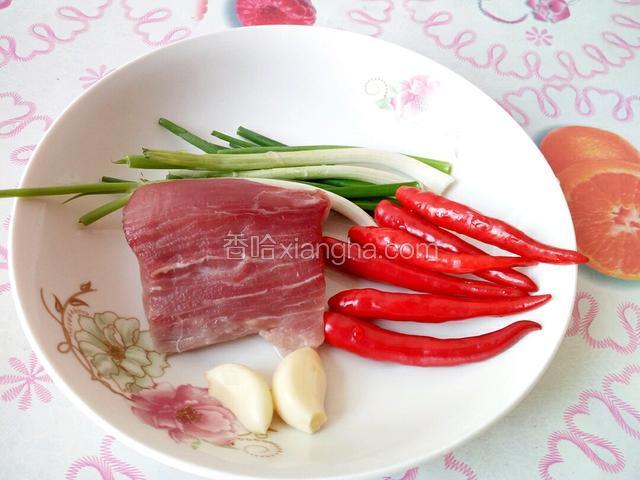 准备瘦肉，大蒜，生姜，小米椒，