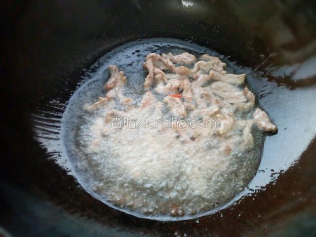 先把肉丝炒至变色装盘，