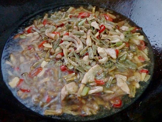 加少量水闷一下下，（爆炒的豆角太干了）
