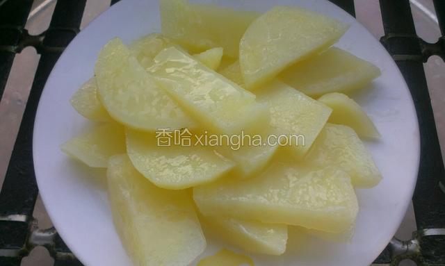 土豆去皮切成小块上锅蒸熟