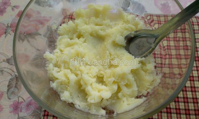把土豆放大碗里，用勺子碾压成泥