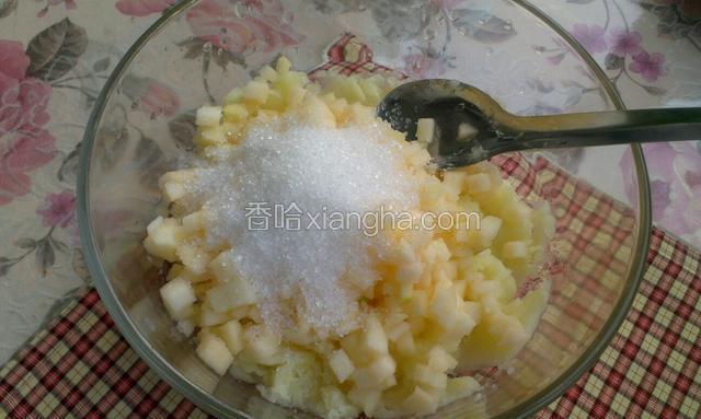 把苹果丁沥干水分放入土豆泥里，再根据个人口味加入白糖拌匀