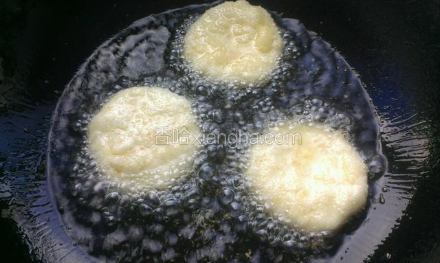 炒锅热适量油，放入苹果土豆饼，小火炸制