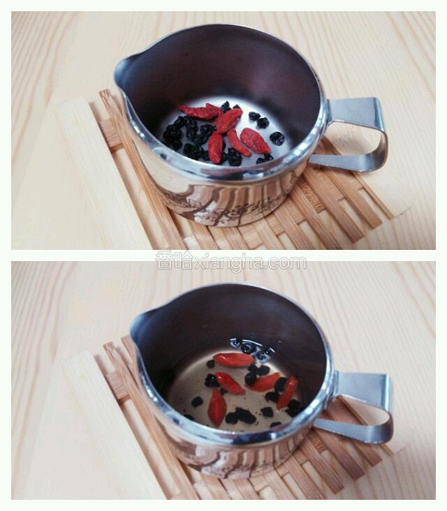 将冲洗过的茶材水倒掉，保留茶材
