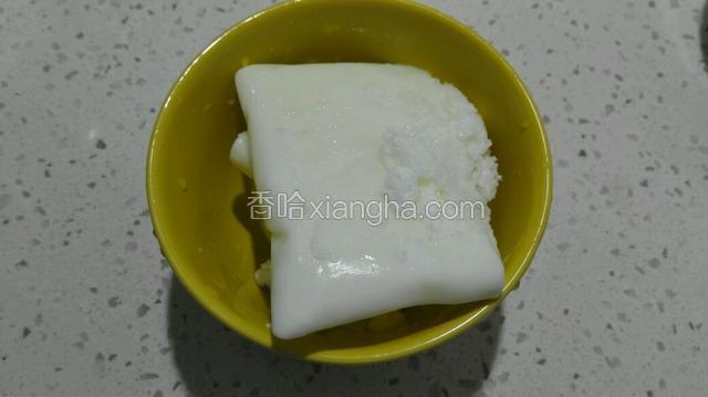 酸奶放入冰箱冷冻4小时拿出来