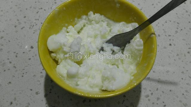用叉子捣碎，刨冰做好了。