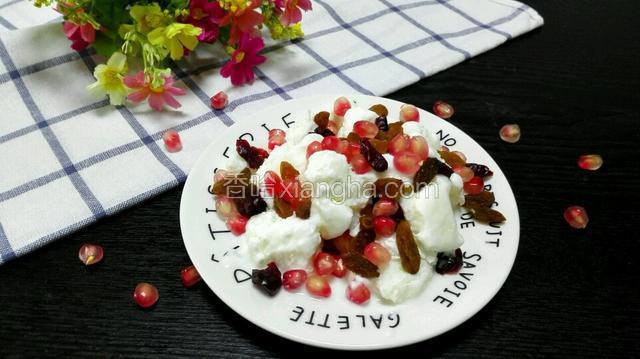 再把准备的干果和石榴撒上面，美美哒！