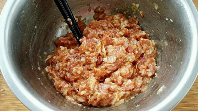 用筷子顺时针一个方向把肉馅搅打上劲。