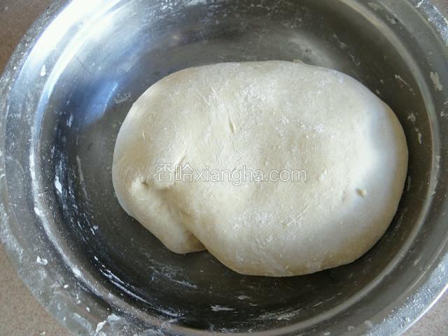 加少量的面粉，揉均匀，再次发酵十分钟