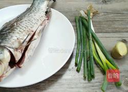 豆腐炖鱼的做法图解1