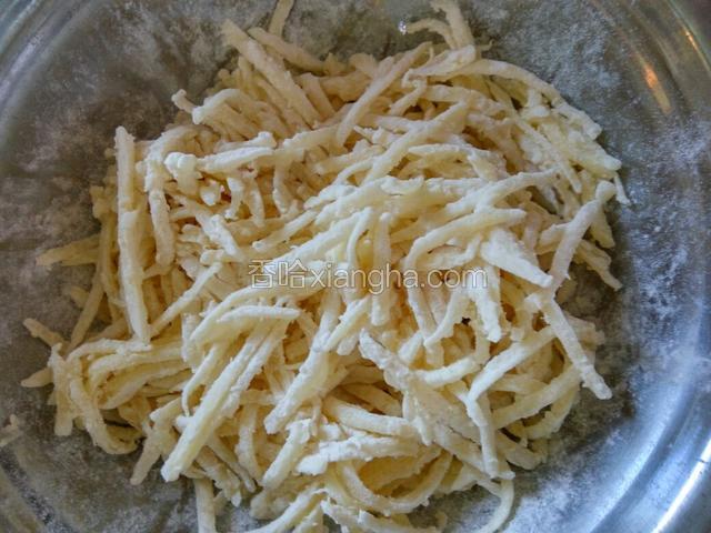加适量干面粉拌匀，开锅蒸十五分钟（面粉要分次加入，不能一次加太多了）