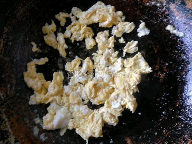 先来炒鸡蛋吧！热锅凉油倒入蛋液凝固炒散，盛出