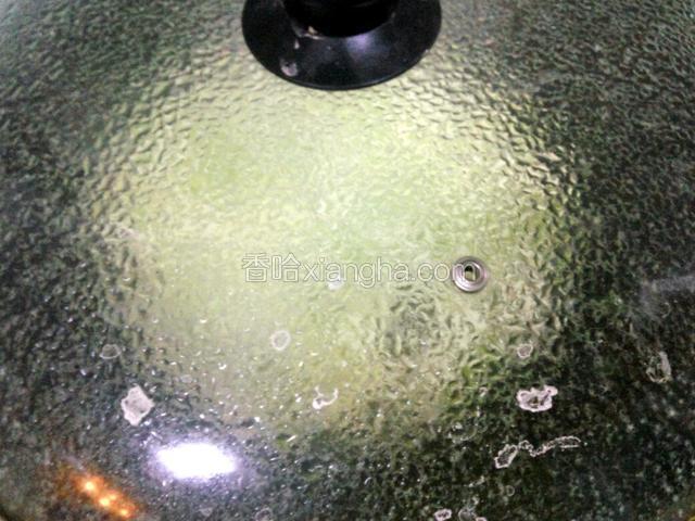 加适量水盖上锅盖煮熟。