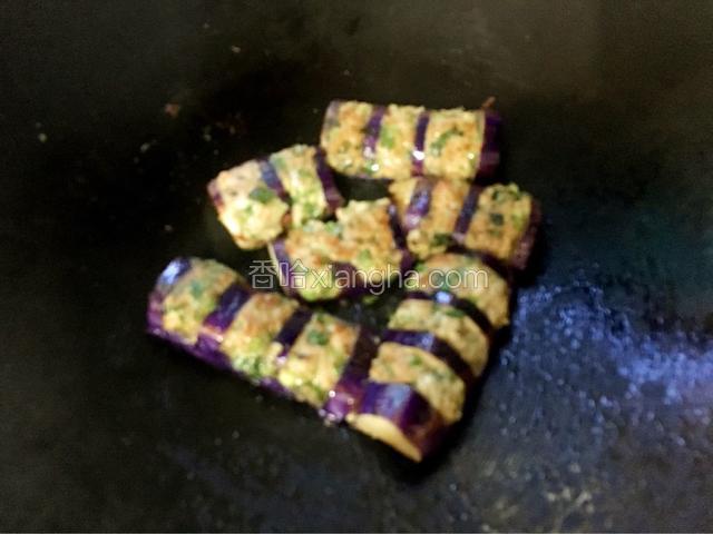 锅中放入适量的油烧热后放入茄子去煎，小火煎