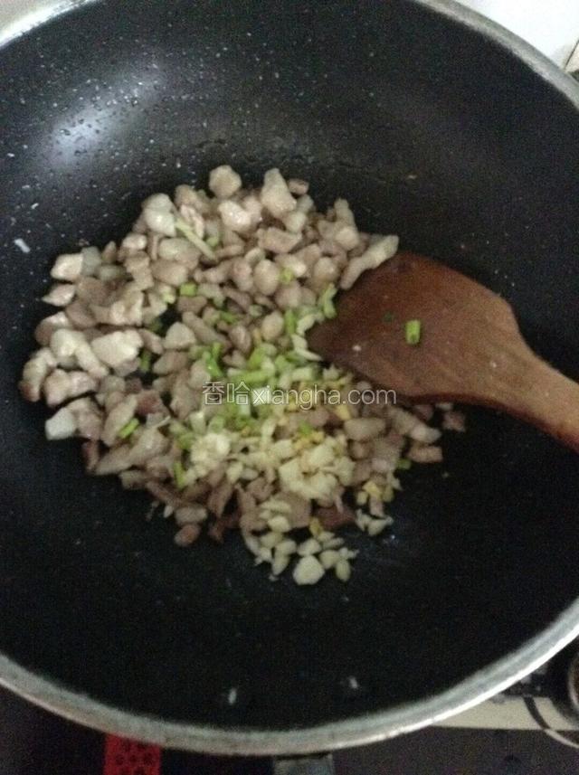 等肉炒至转色加入葱姜蒜。