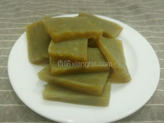 焖子切成0.5厘米厚的片。