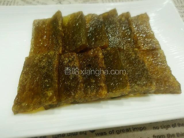 将煎好的焖子盛出来。
