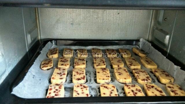 烤箱提前预热200℃，10分钟，放入烤箱，上下火190℃烤20分钟。