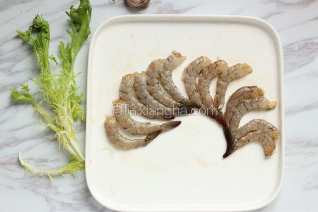 将虾去头去壳，留尾部一节，沿虾背剪开至尾部一节，去掉虾线。