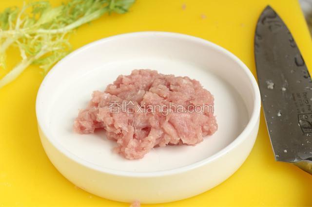 猪瘦肉剁成泥，最好用刀剁口感比较好。