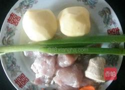 土豆烧猪肉的做法图解1
