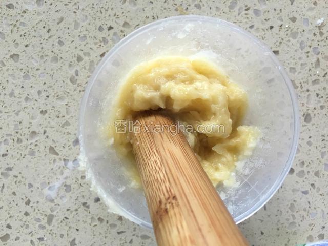 熟香蕉捣成泥。