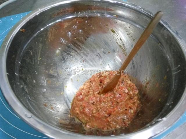 用勺子码出丸子凉水下锅煮熟