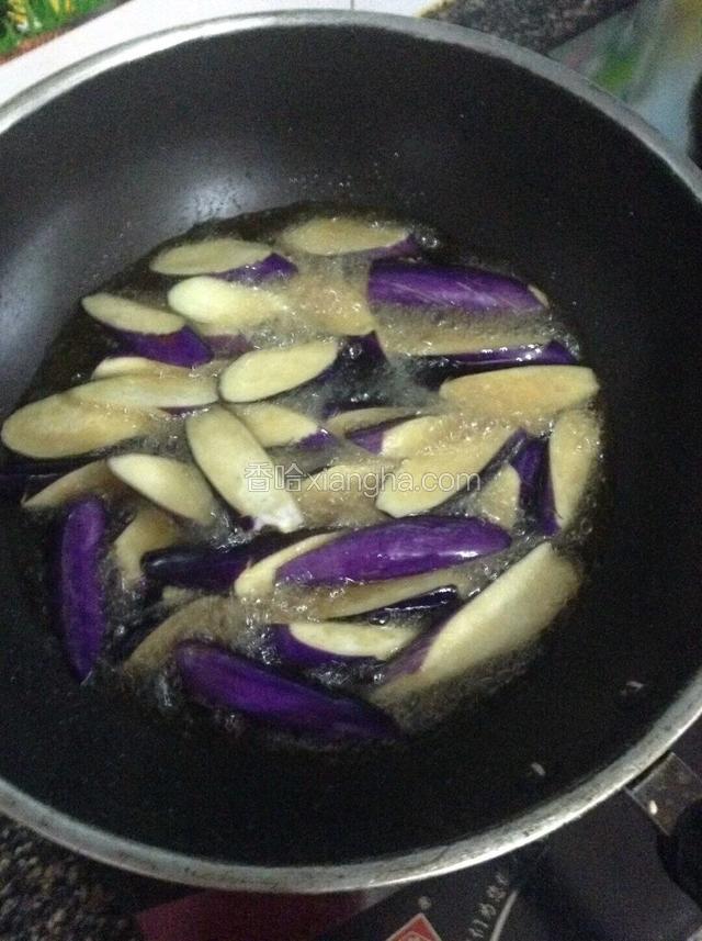 锅中注入色拉油烧至九成热，下茄子炸制。