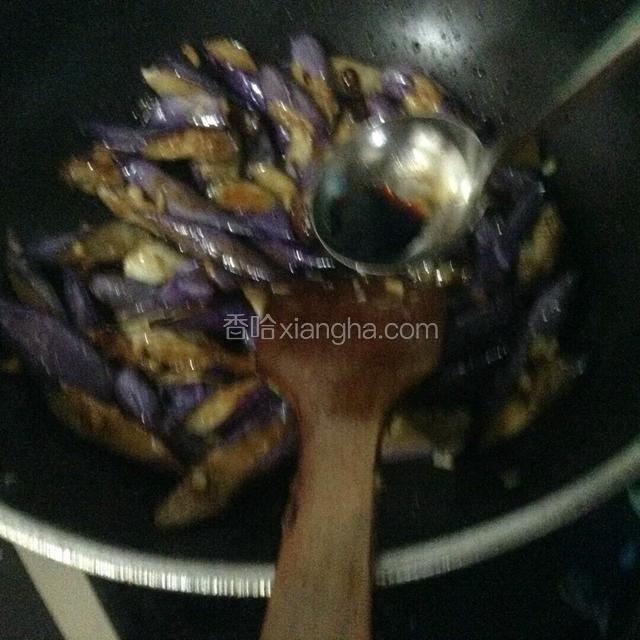 再加入少许生抽。