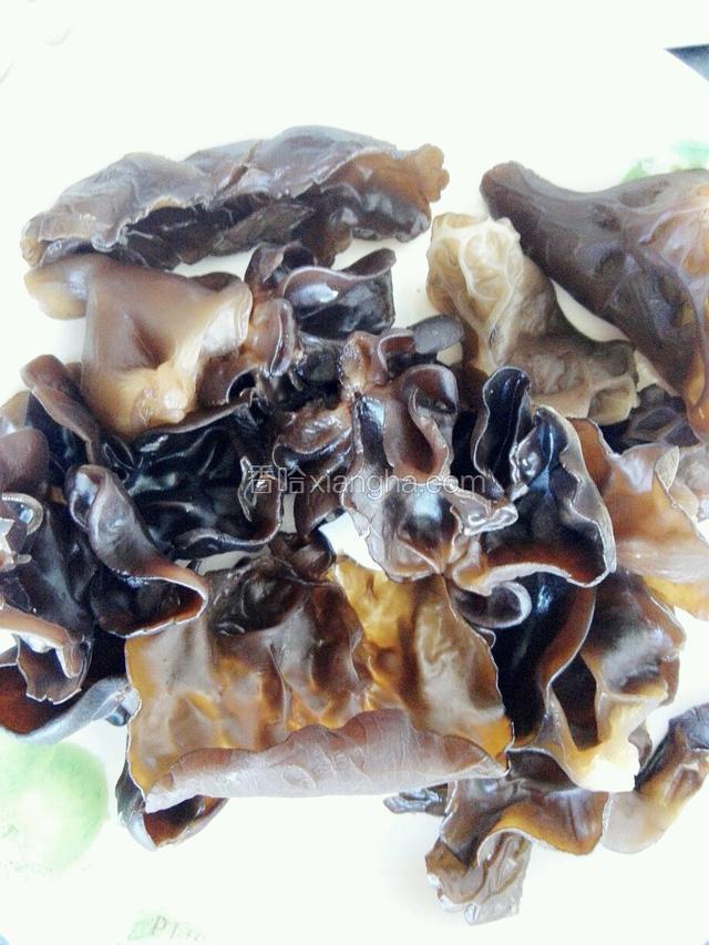 木耳凉水泡发好，洗干净
