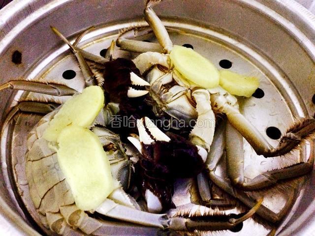 把螃蟹倒过来放，上面放姜片，蒸熟即可。