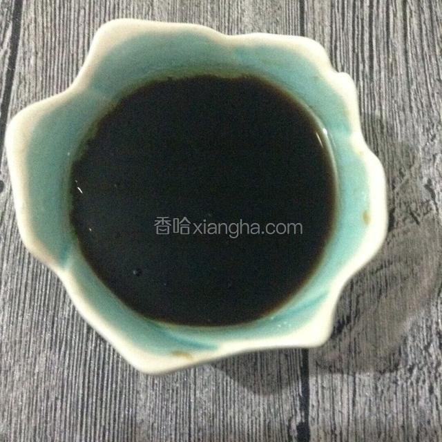 下面调个酱汁。老抽、生抽、耗油、香油和白糖放一起调和。
