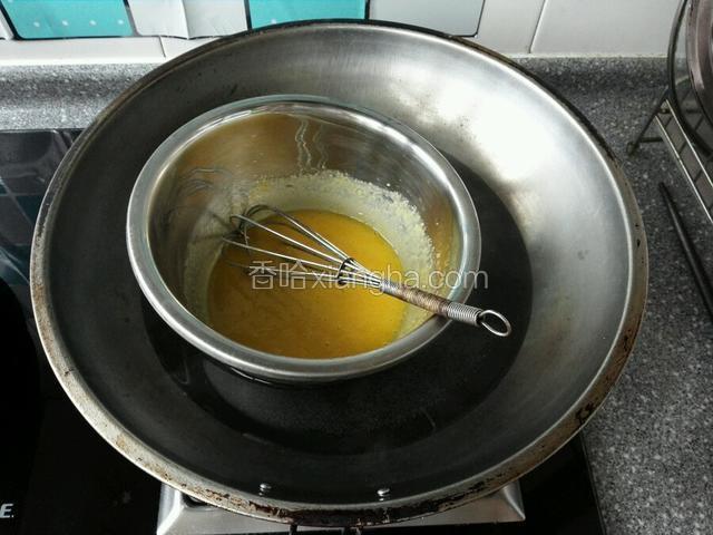蛋黄加入糖融水打至浓稠，水微开离火放凉备用