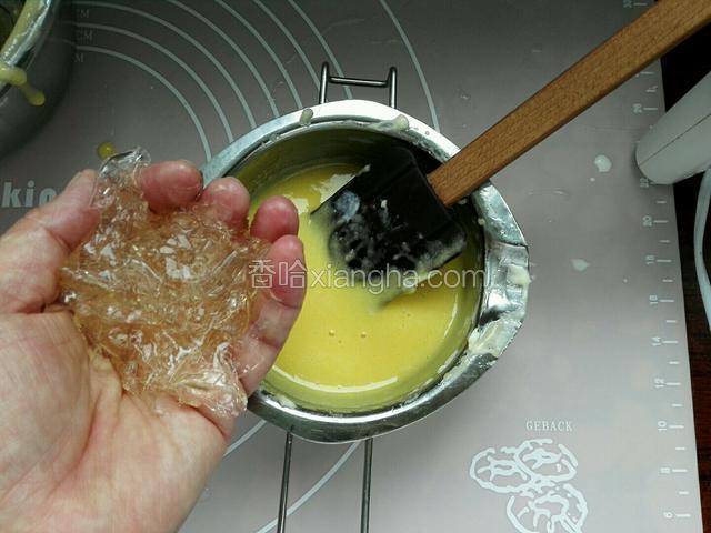 然后放入软化吉利丁片