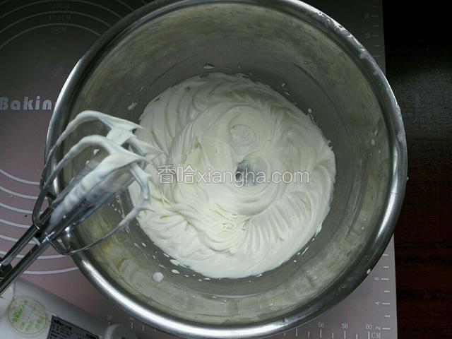 淡奶油加10糖低速打发有清晰纹路即可