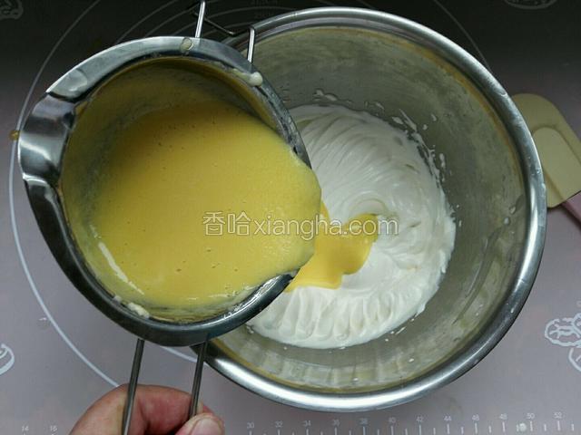 这时把放凉蛋黄液倒入淡奶油翻拌均匀